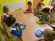 Kuchaři připravují bramborový salát